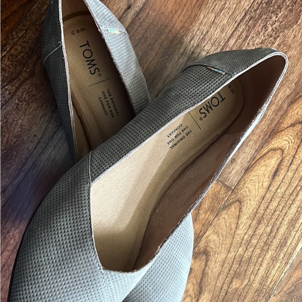 TOMS women’s flat size 8.5